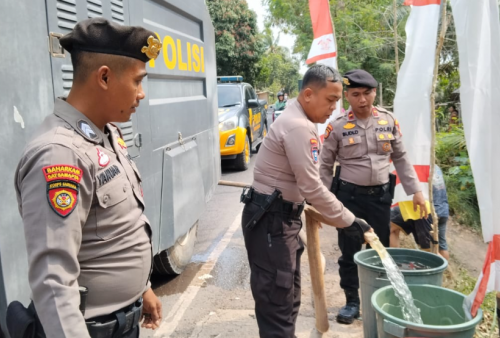 Peduli Warga, Polres Mesuji Distribusikan Bantuan Air Bersih ke Desa Labuhan Permai