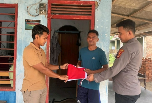 Sambut HUT RI ke-81, Bhabinkamtibmas Polres Mesuji Bagikan Bendera Merah Putih Gratis