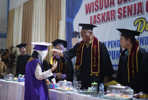 Plt. Bupati I Komang Koheri Mewisuda Puluhan Wisudawati SLS 1 Laskar Senja