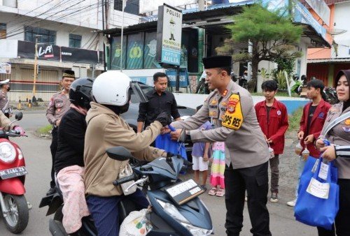 Wujud Kepedulian, Polisi dan Mahasiswa Bagikan Takjil Gratis di Simpang Pasar Induk Pringsewu