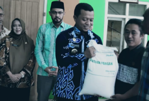 Bupati Pringsewu Salurkan 11.520 Kg Beras untuk 384 Penerima Bantuan di Pekon Fajarmulia