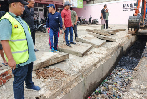 Bupati Pringsewu Turun Langsung Bersihkan Drainase Tersumbat Pasca Banjir