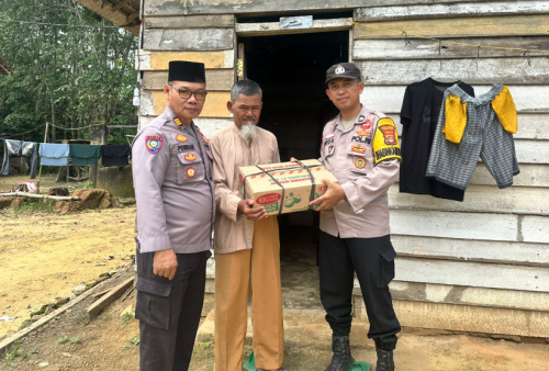 Sat Binmas Polres Mesuji Bagikan Paket Sembako di Simpang Pematang