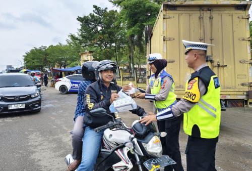 Sat Lantas Polres Mesuji Pererat Silaturahmi Lewat Jumat Berkah dan Sosialisasi Keselamatan Berlalu Lintas