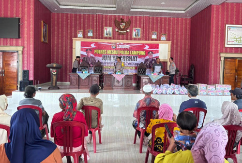 Polres Mesuji Gelar Jumat Curhat dan Bhakti Kepolisian, Bagikan Puluhan Paket Sembako untuk Warga Mulya Agung