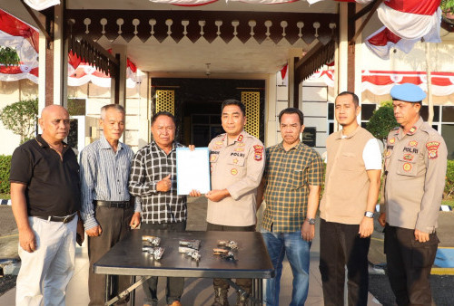 Dukung Kamtibmas, Tokoh Masyarakat Mesuji Serahkan 6 Pucuk Senjata Api Rakitan