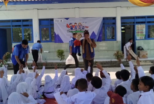 Pendongeng Asal Kota Metro Sukses Giat Literasi di SDN Dulang 4 Sampang