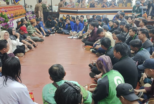 Diguyur Hujan, Mahasiswa Tetap Suarakan 11 Tuntutan di DPRD Metro