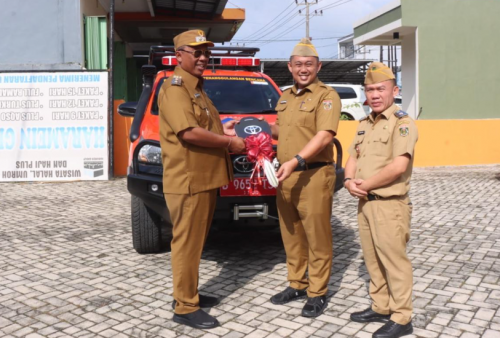 Plt Bupati I Komang Koheri Serah Terima Hibah Kendaraan Rescue dari BNPB