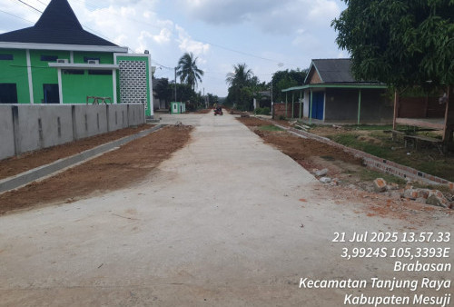Kades Sugiono Komitmen Rampungkan Rabat Beton Seluruh Jalan Desa