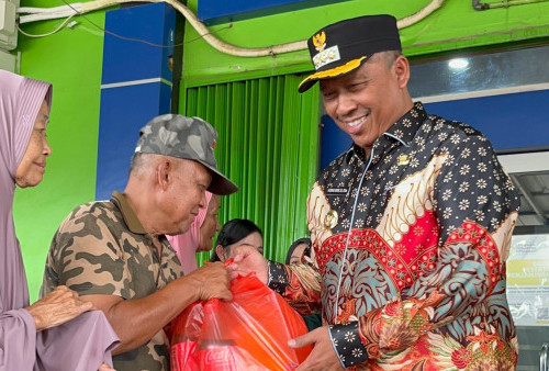 Plt Bupati Bersama Ketua TP PKK Lamteng Salurkan Paket Sembako untuk Warga Kota Gajah