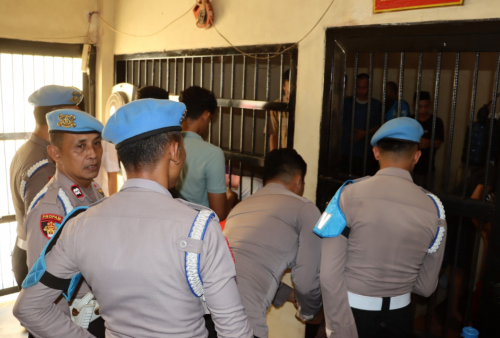 Razia Rutan Polres Pringsewu: Pastikan Rumah Tahanan Bebas dari Barang Terlarang dan Gangguan Keamanan