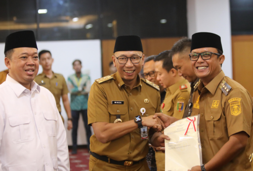 Bupati Ardito Terima Sertifikat Tanah dari Menteri ATR-BPN, Tegaskan Komitmen Dukung Program Pertanahan Nasional