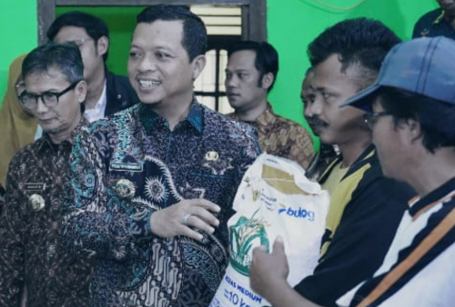  Bupati Pringsewu Tinjau Penyaluran Bantuan Beras, Sasar Warga Miskin dan Rawan Pangan