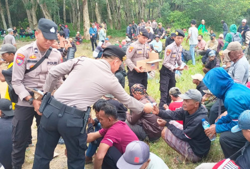 Polres Mesuji Bagikan Air Mineral untuk Massa Aksi di Kawasan PT Silva Inhutani 