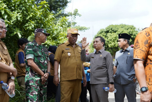 Plt Bupati Lampung Tengah Tinjau Jembatan Roboh di Way Pengubuan, Pastikan Penanganan Cepat
