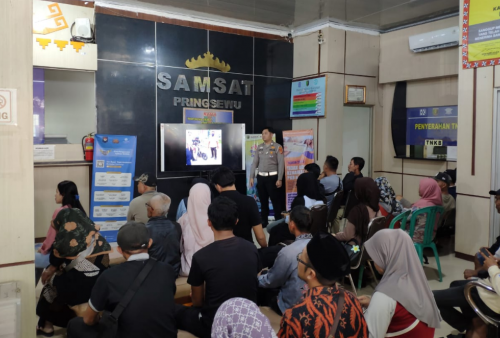 Warga Pringsewu Antusias Manfaatkan Program Pemutihan Pajak Kendaraan
