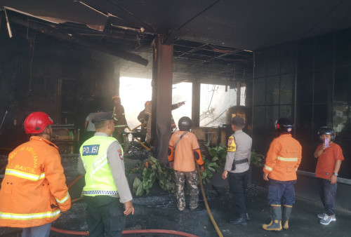 Diduga Korsleting Listrik, Vrama Billiard & Cafe Yogyakarta Dilalap Api
