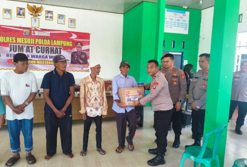 Polres Mesuji Gelar Jumat Curhat di Desa Margo Jadi, Bagikan 25 Paket Sembako