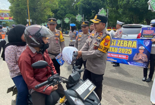 Operasi Zebra Krakatau 2025, Polres Metro Bagikan Helm dan Sembako ke Pengendara
