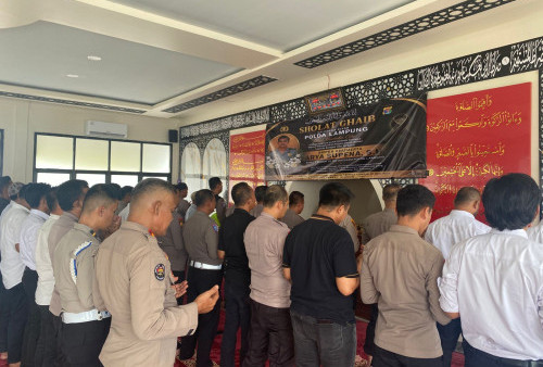 Jajaran Polres Mesuji Gelar Shalat Ghaib untuk Bripka Anumerta Arya Supena 