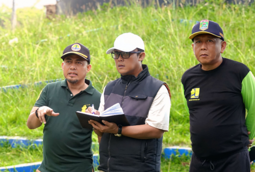 Gotong Royong Bersihkan Tugu Kopiah Emas, Bupati Ardito Wijaya Ajak Warga Berpartisipasi