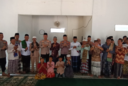 Dekat dengan Warga, Polres Mesuji Gelar Jumat Keliling dan Serahkan Tali Asih untuk Marbot