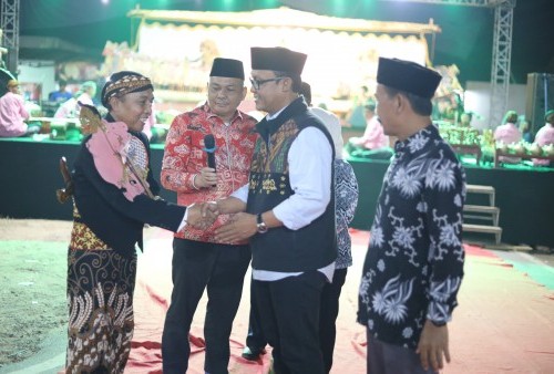 Bersih Dusun Lempuyang Bandar, Bupati Ardito Wijaya Hadiri Pagelaran Wayang Kulit Semalam Suntuk