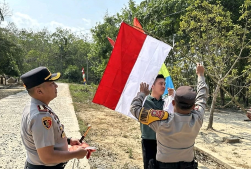 Semarak HUT RI ke-81, Kapolres Mesuji Turun Langsung Bagikan Bendera Merah Putih