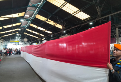 HUT ke-81 RI di Stasiun Yogyakarta Meriah, Bendera Merah Putih 25 Meter Dibentangkan