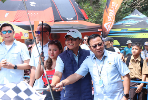 Bupati Didampingi Wabup Buka Piala Bupati Lampung Tengah Samosir Dragbike 2025, Ratusan Pembalap Ramaikan Sirkuit Poncowati