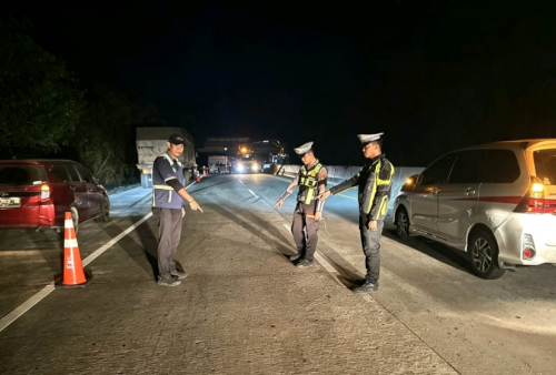 Sat Lantas Polres Mesuji Evakuasi Korban Laka Lantas di Tol Terpeka KM 246