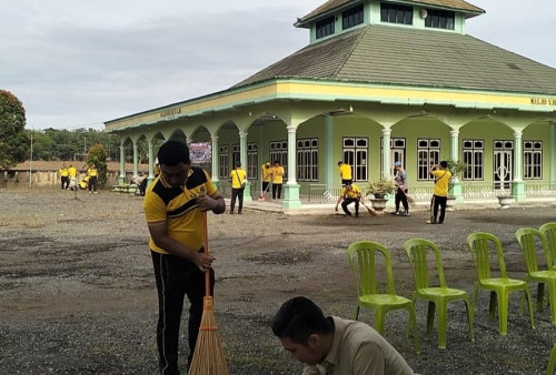 Peduli Kenyamanan Beribadah, Polres Mesuji Gelar Aksi Beli Humanis di Masjid Agung Batin