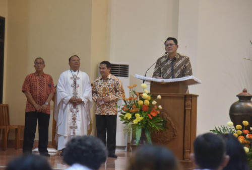 Hadiri Malam Paskah di Gereja St. Petrus dan Paulus Babadan, Wabup Sleman Tekankan Toleransi