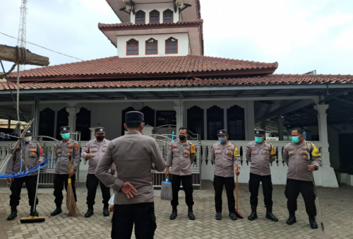 Hujan Abu Gunung Anak Krakatau, Polsek Pardasuka dan Warga Bersihkan Masjid