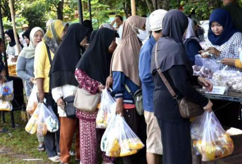 Operasi Pasar di Metro Timur Diserbu Ratusan Warga