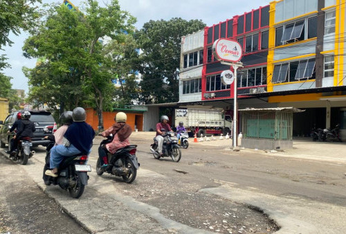 Jalan Provinsi di Metro Barat Rusak Parah, Warga Keluhkan Minim Perbaikan