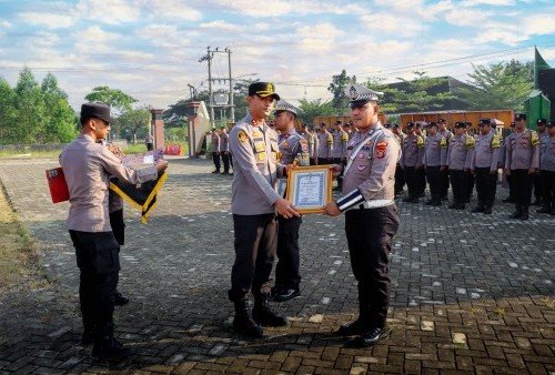 10 Personel Satlantas Polres Pringsewu Terima Penghargaan atas Keberhasilan Pengamanan Arus Mudik