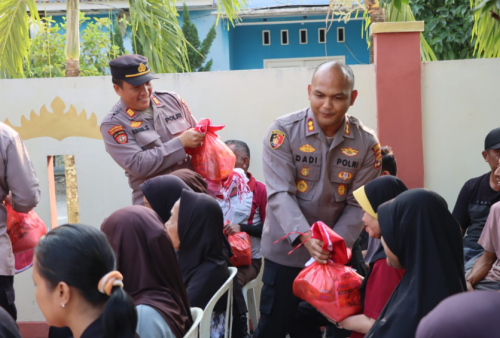 Awali Tugas sebagai Kapolres Pringsewu, AKBP Dadi Perdana Putra Bagikan Sembako dan Bendera ke Warga