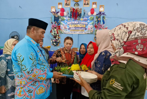Ni Ketut Dewi Nadi Resmikan Sekolah Lansia Bahagia di Karang Anyar