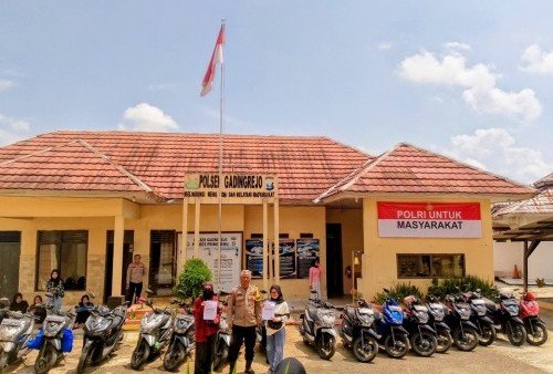 Warga Pringsewu Antre Ambil Kendaraan Titipan di Kantor Polisi
