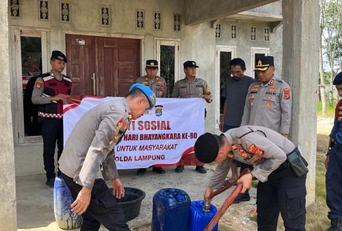 Kapolres Mesuji Turun Langsung Salurkan Air Bersih untuk Warga Desa Labuhan Permai 