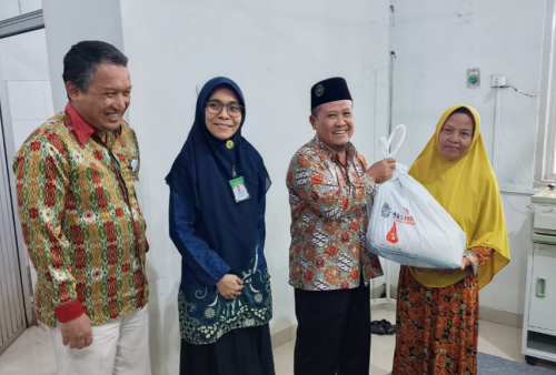 RSU Muhammadiyah Metro dan LAZIZMU Tebar Kebaikan Salurkan Paket Sembako untuk Pasien