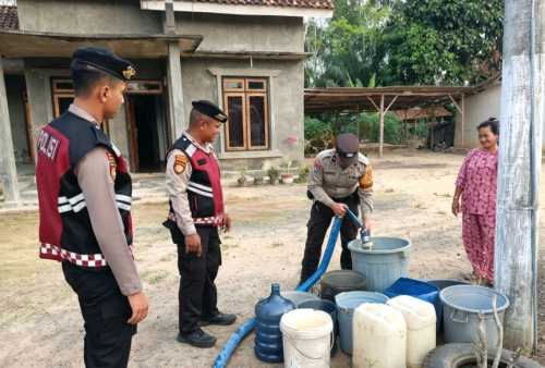 Polres Mesuji Salurkan Bantuan Air Bersih untuk 29 KK Warga Desa Labuhan Permai