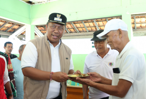 Peduli Lansia, Pemkab Lampung Tengah Laksanakan Bakti Sosial dan Bedah Rumah di Kelurahan Adipuro