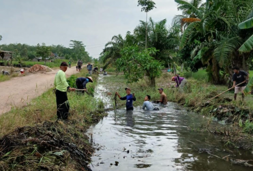 Pemdes Tirtalaga Ajak Warga Bersihkan Saluran Air untuk Antisipasi Banjir dan Demam Berdarah