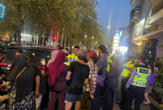 Terjebak Hampir Dua Jam di Mobil, Lansia 74 Tahun Berhasil Dievakuasi