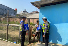  Sat Lantas Polres Mesuji Bantu Warga Kurang Mampu di Simpang Pematang