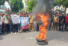 Tagih Janji Kampanye, Ratusan Honorer dan Mahasiswa Geruduk Kantor Pemkot Metro