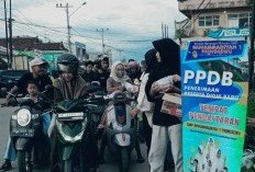 Semangat Berbagi: Siswa SMP Muhammadiyah 1 Pringsewu Bagikan Takjil kepada Pengguna Jalan